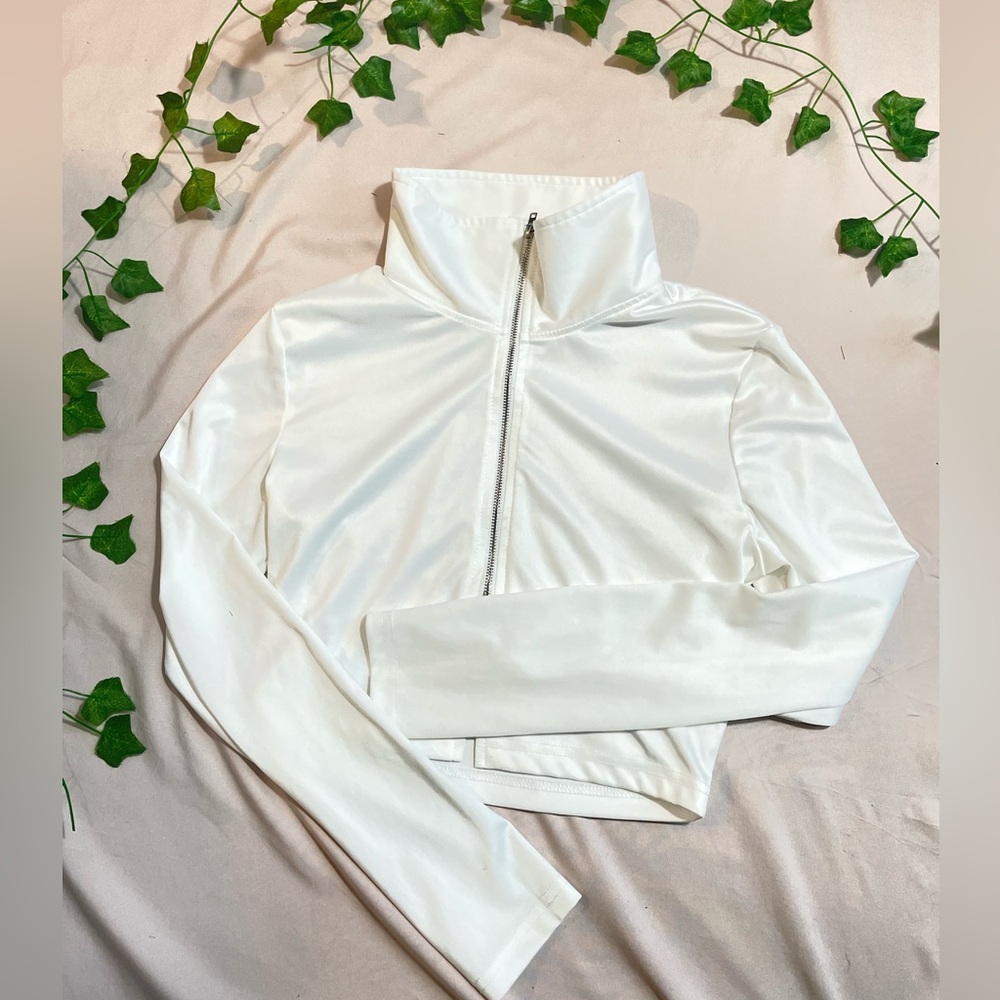Long sleeve White zip-up cropped top